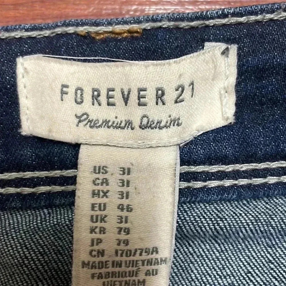 Forever 21 short distressed Jean shorts, size 31 - Picture 2 of 5